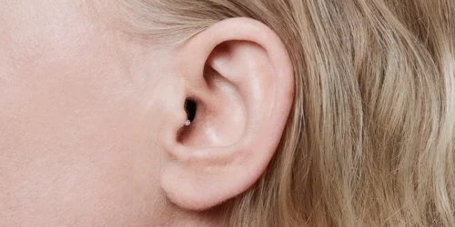 Oticon_Opn_IIC_C001Beige_Angle90_Close-up_In-On-Ear_MS_6746_Woman_1200x800px_Original file
