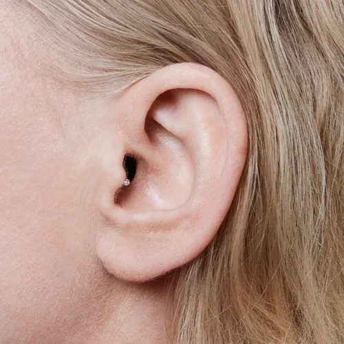 Oticon_Opn_IIC_C001Beige_Angle90_Close-up_In-On-Ear_MS_6746_Woman_1200x800px_Original file